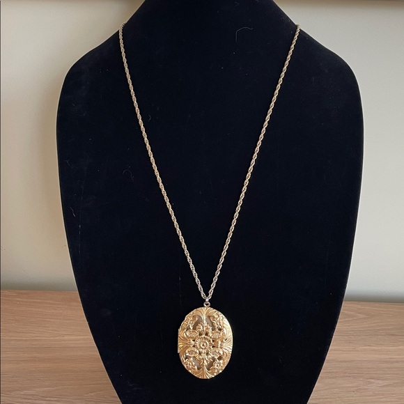 VINTAGE 1928 BRAND GOLD FILIGREE OVAL LOCKET NECKLACE Floral Photo Locket - Picture 10 of 12
